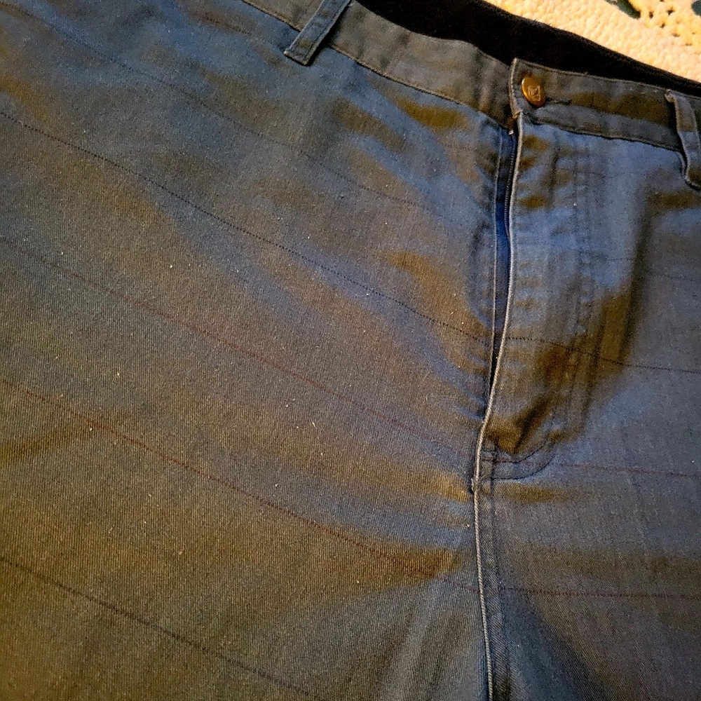 Volcom lengthy shorts in GUC - Picture 4 of 5